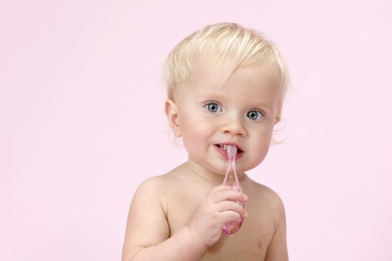 bebé a escovar os dentes