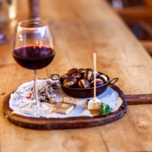 mesa com vinho e castanhas