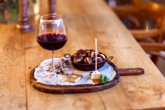 mesa com vinho e castanhas
